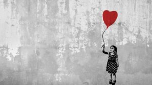 Kind mit rotem Ballon
