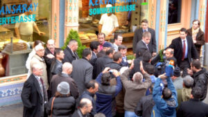 Ahmet Davutoğlu, Außenminister der Türkei, zu Besuch in der Keupstraße in Köln, dem Ort des Nagelbomben-Attentats vom 9. Juni 2004