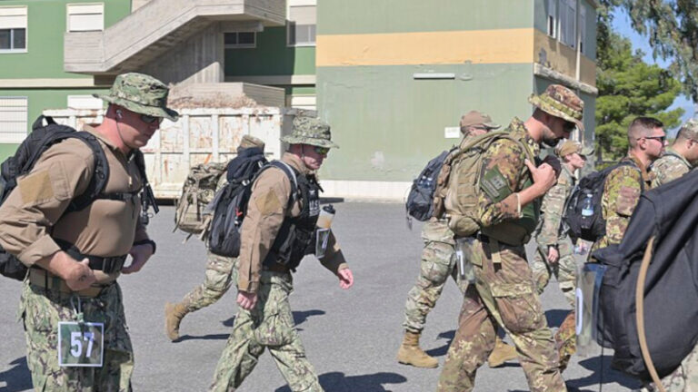 Bundeswehrsoldaten marschieren