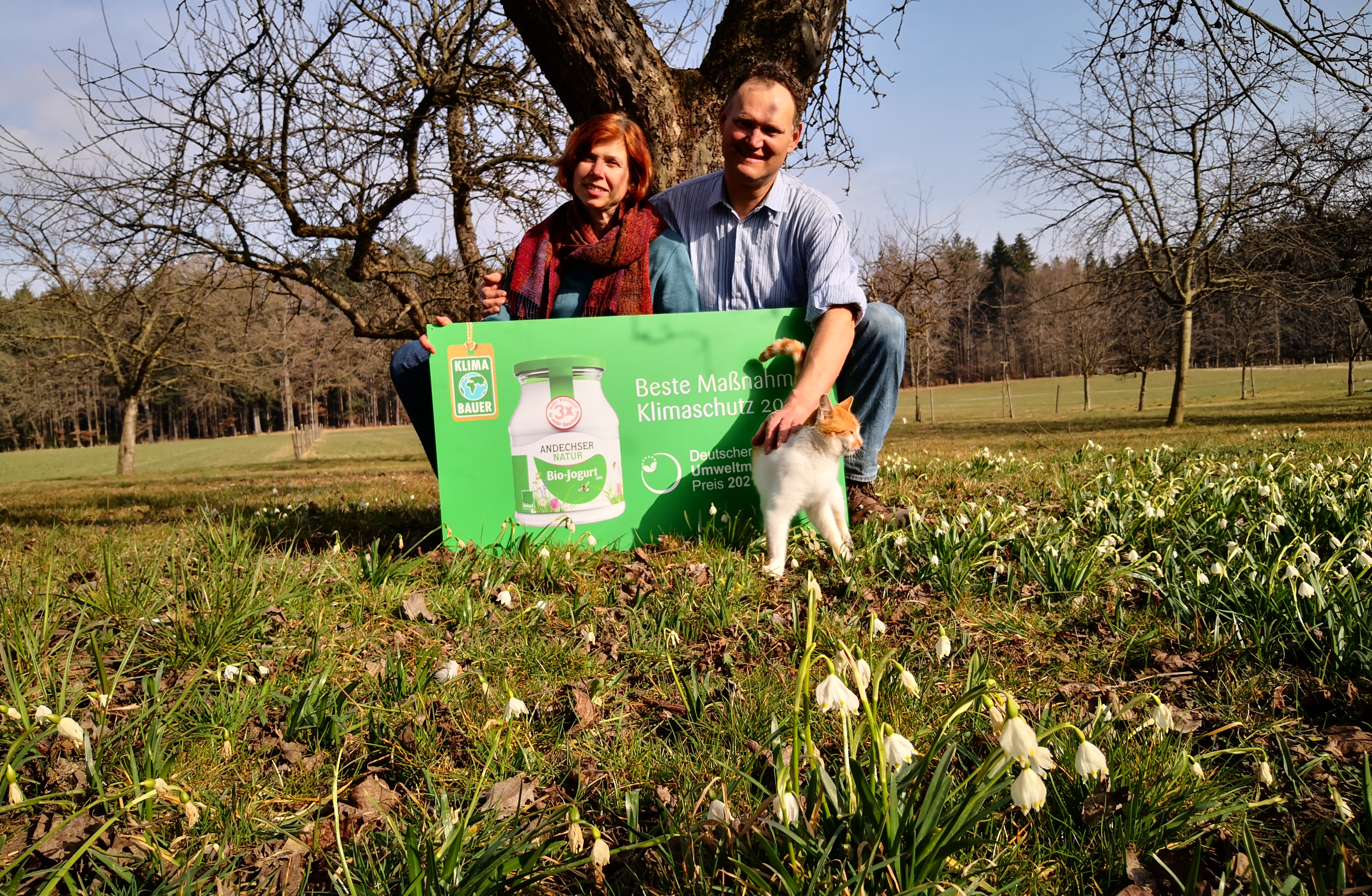 Barbara und Ludwig Käsweber in ihrem Obstgarten mit der ersten Auszeichnung, die es für das Projekt KlimaBauer gab: Deutscher Umweltmanagementpreis 2021. Es folgten bis heute noch zwei weitere Umweltpreise. Einer auch für die beiden hier. | Foto: privat