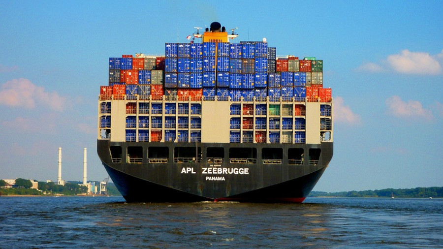 Containerschiff auf dem Meer
