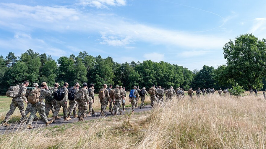 Bundeswehrsoldaten marschieren. Was halten Angehörige der Bundeswehr vom Veteranentag?