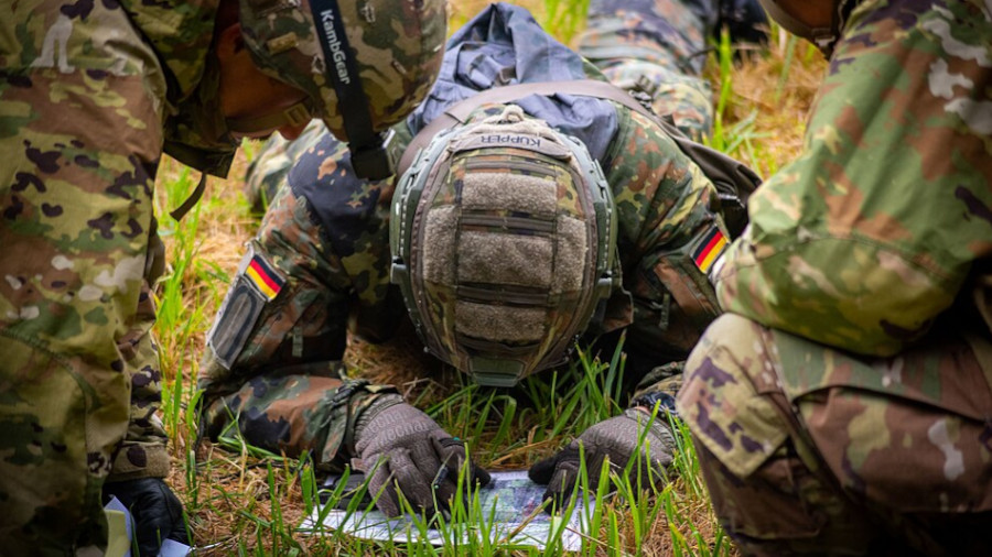 Bundeswehrsoldat robbt am Boden, Kriegstüchtigkeit