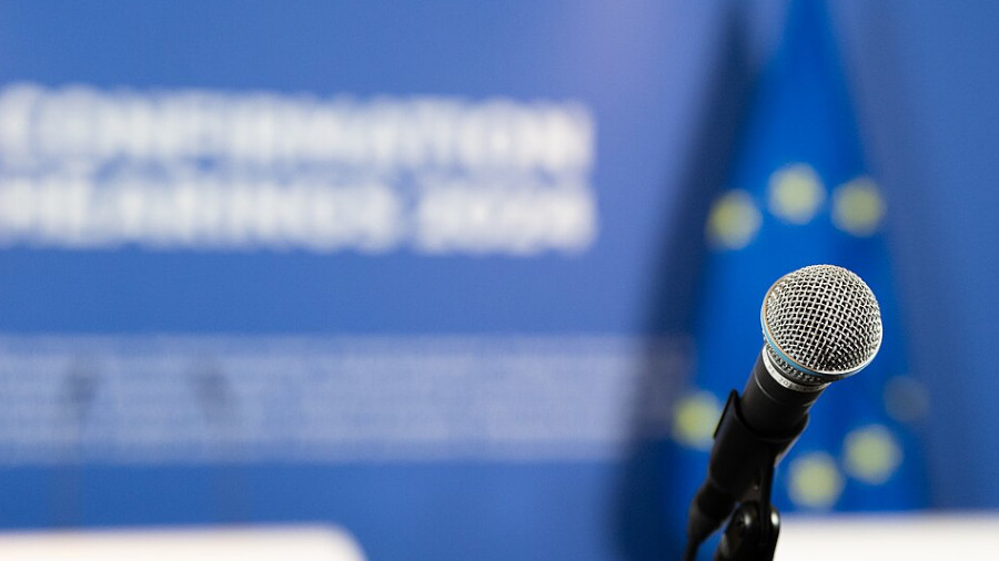 Sprecherpult mit Mirkofon im EU-Parlament, Brüssel
