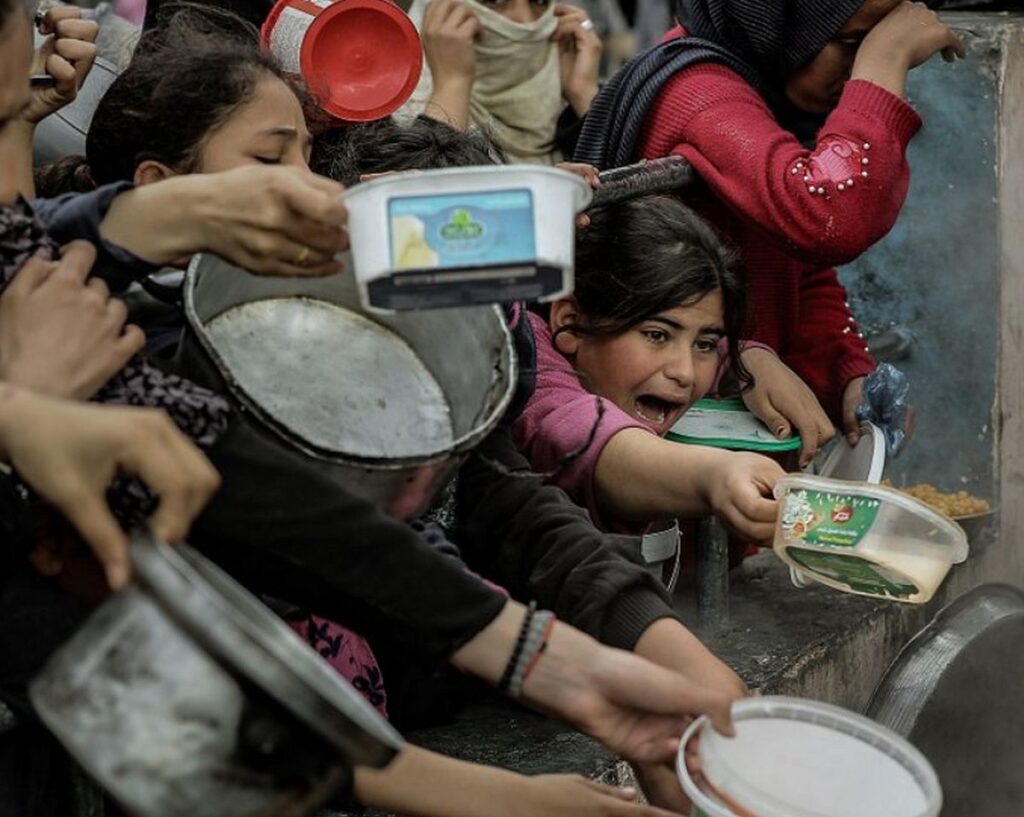 Hungrige und verzweifelte Kinder im Gazastreifen