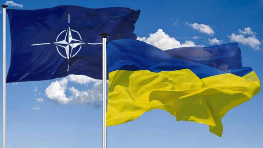 Flaggen der NATO und der Ukraine