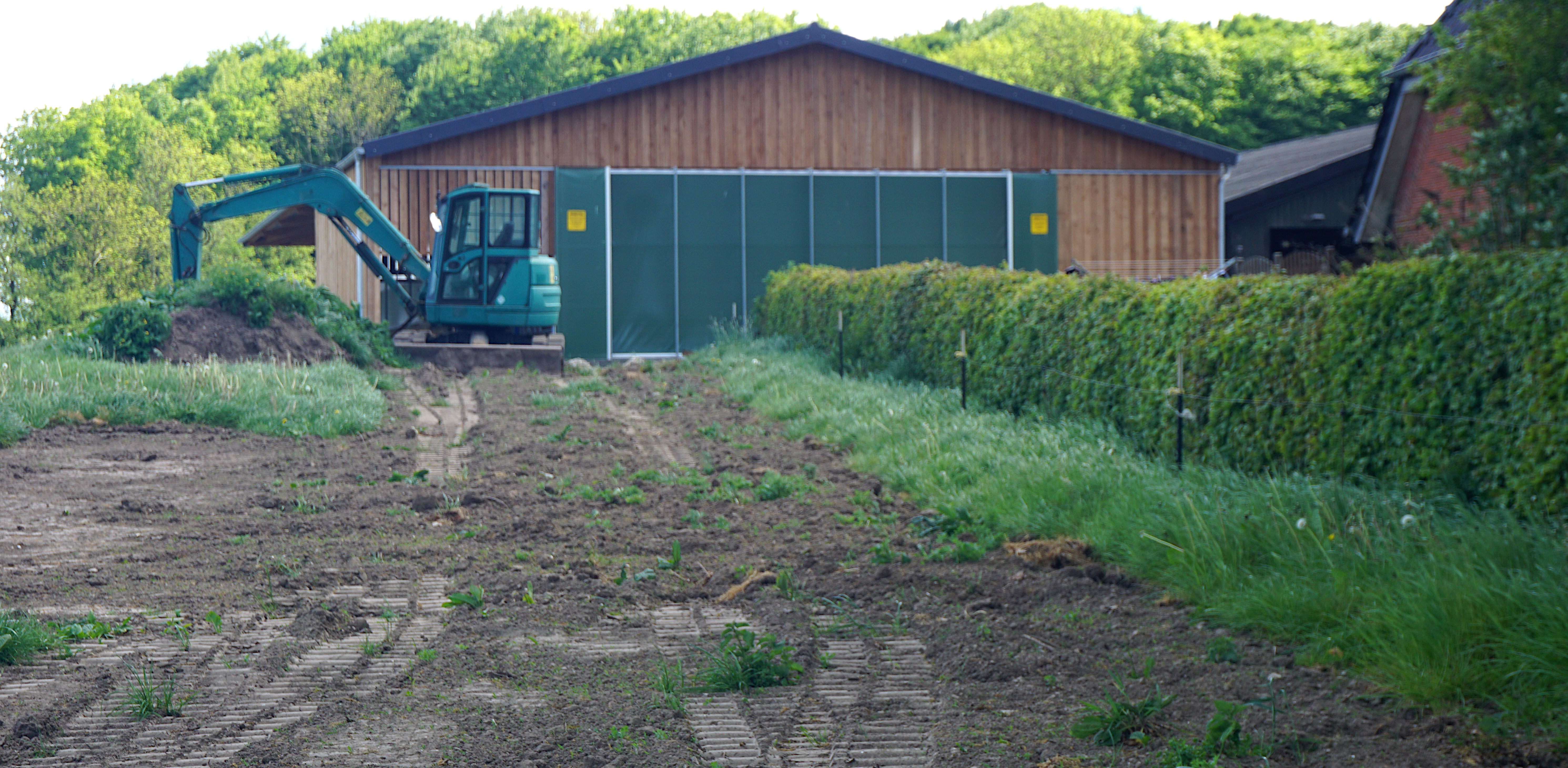 Da steht die neue Halle. Deutliches Zeichen für die ganz persönliche Agrarwende der Familie Tams: Der neue Kuh-Kälber-Stall durchbricht die alte Hofgrenze. Der Zugang zur Weide ist noch im Bau. | Foto: Florian Schwinn