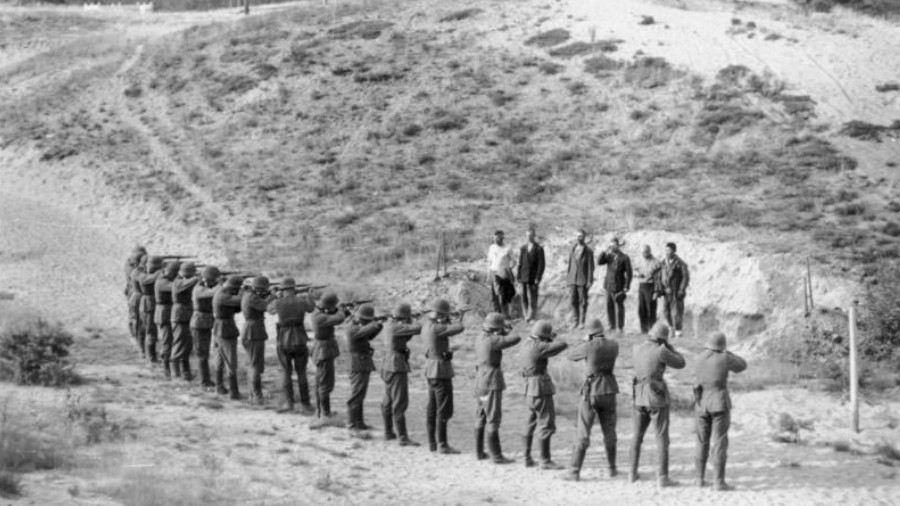 Unternehmen Barbarossa, Wehrmachtsoldaten erschießen Partisanen