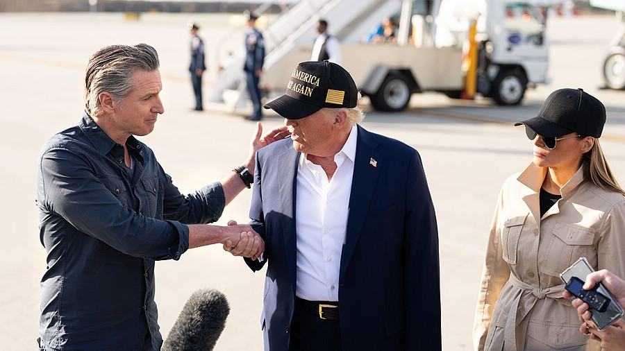 Gavin Newsom begrüßt Donald Trump, Januar 2025