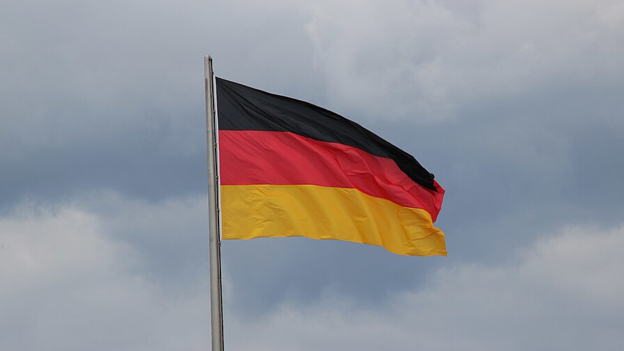Deutschlandfahne vor grauem Himmel