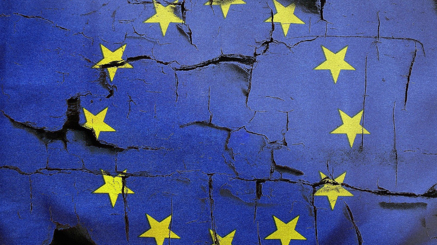 EU-Flagge auf bröckeligem Grund