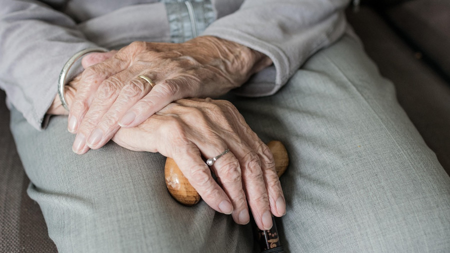 Hand eines alten Menschen