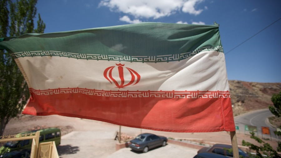Iranische Flagge weht im Wind.