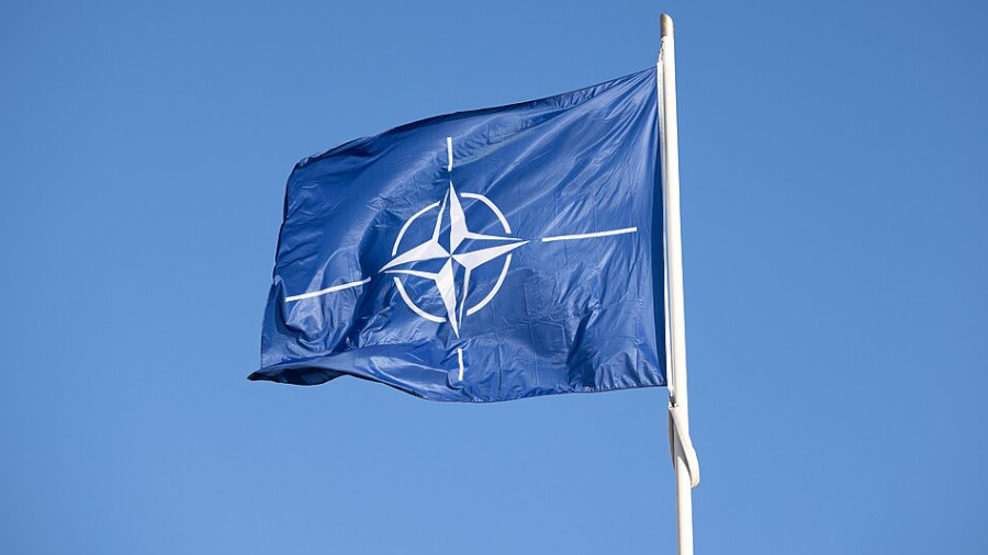 NATO-Flagge im Wind