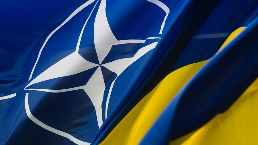 NATO- und Ukraineflagge