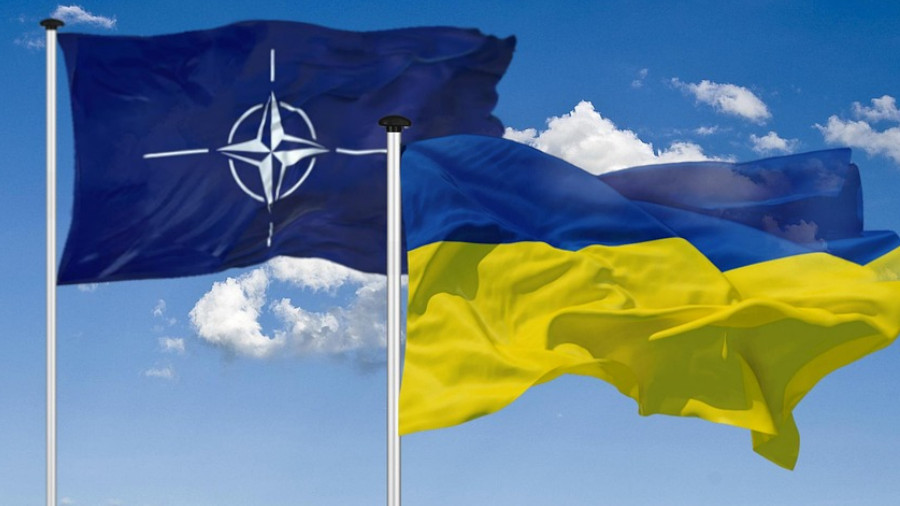 NATO- und Ukraine-Flagge