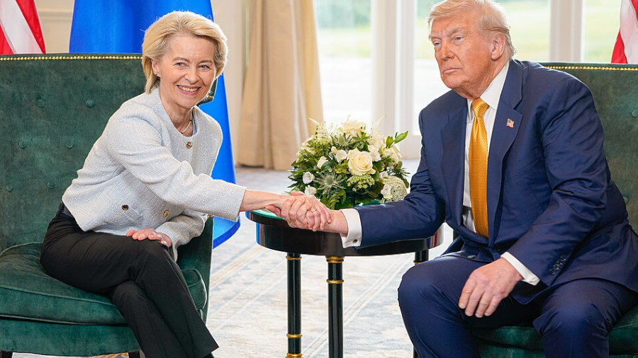 Ursula von der Leyen und Donald Trump schütteln sich die Hand.