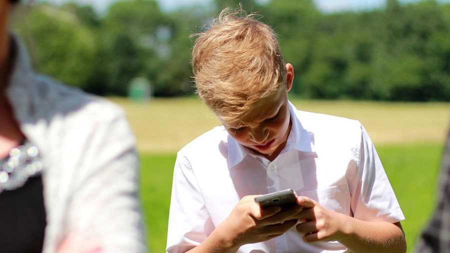 Junge mit Handy in der Hand