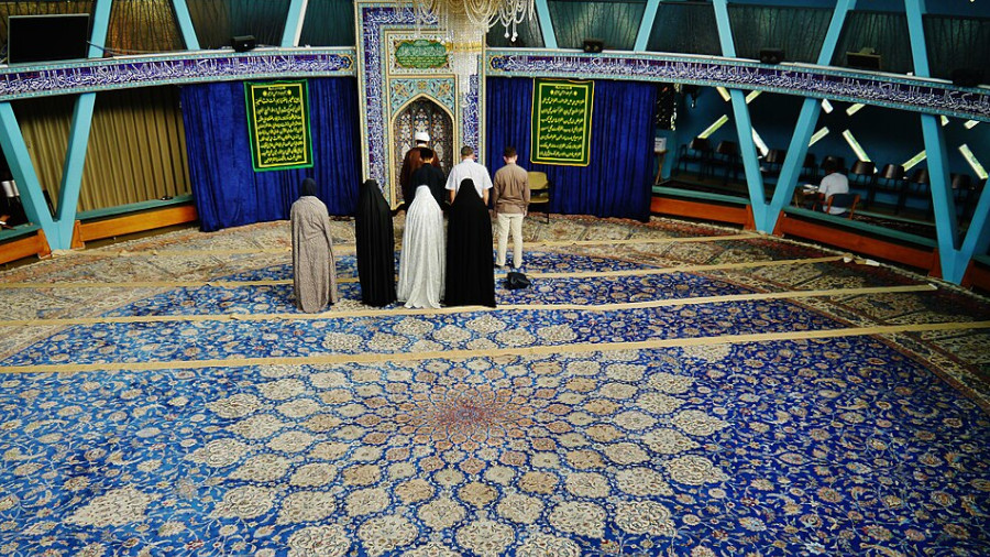 Moschee, betende Muslime