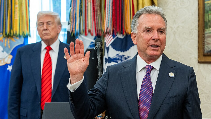 Steve Witkoff, dahinter Donald Trump stehend