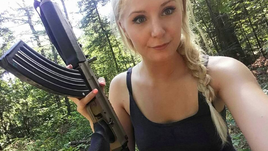 Lauren Southern mit Gewehr
