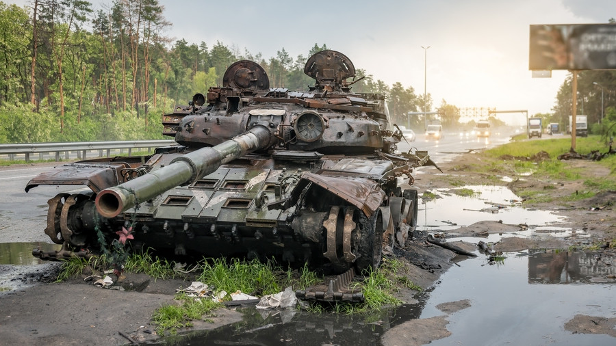 Wrack eines verbrannten russischen rostigen Panzers in der Ukraine. Russische Aggression in der Ukraine