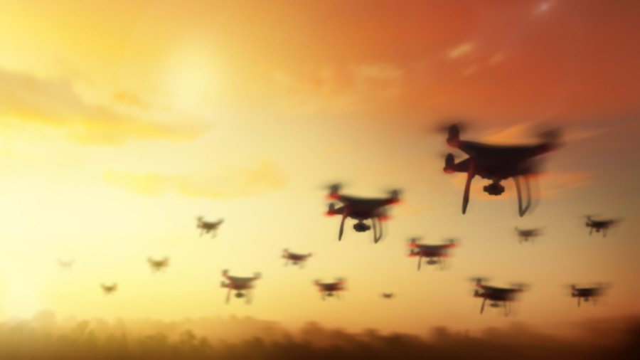 Silhouette viele Drohnen fliegen bei Sonnenuntergang Himmel. Aufnahme von Foto und Video mit fliegenden Drohnen.