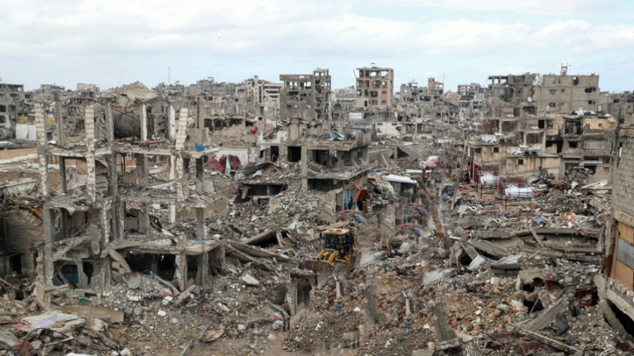 Eine Landschaft aus Trümmern und Ruinen zeigt die verheerenden Folgen der israelischen Offensive, wobei zerstörte Gebäude und Trümmer das vom Krieg zerrüttete Gebiet bedecken.