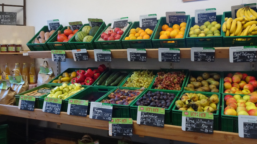 Wollen wir das: Selber auswählen aus hauptsächlich regionaler Ware (Südfrüchte ausgenommen), wie hier im Hofladen von Gut Rothenhausen? Oder wollen wir verpacktes Obst und Gemüse im Supermarkt? | Foto: Florian Schwinn