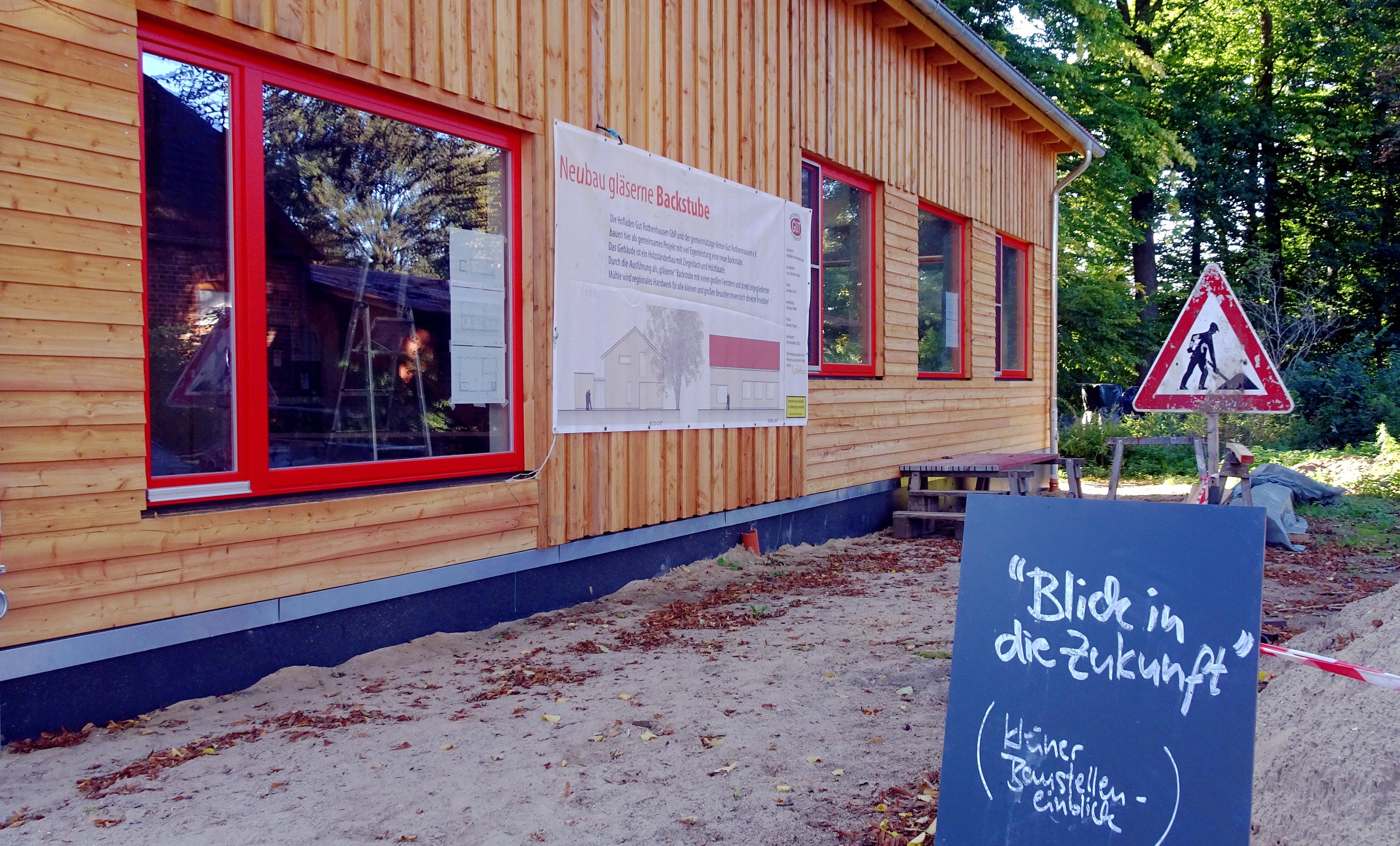 Investieren in der Biokrise: Der Neubau der »gläsernen Backstube« auf Gut Rothenhausen. Hier soll Brot und Brötchen mit Einblicken für die Gäste gebacken werden. Führungen für Schulklassen sollen den Kindern helfen, die Herkunft der Lebensmittel kennenzulernen. | Foto: Florian Schwinn
