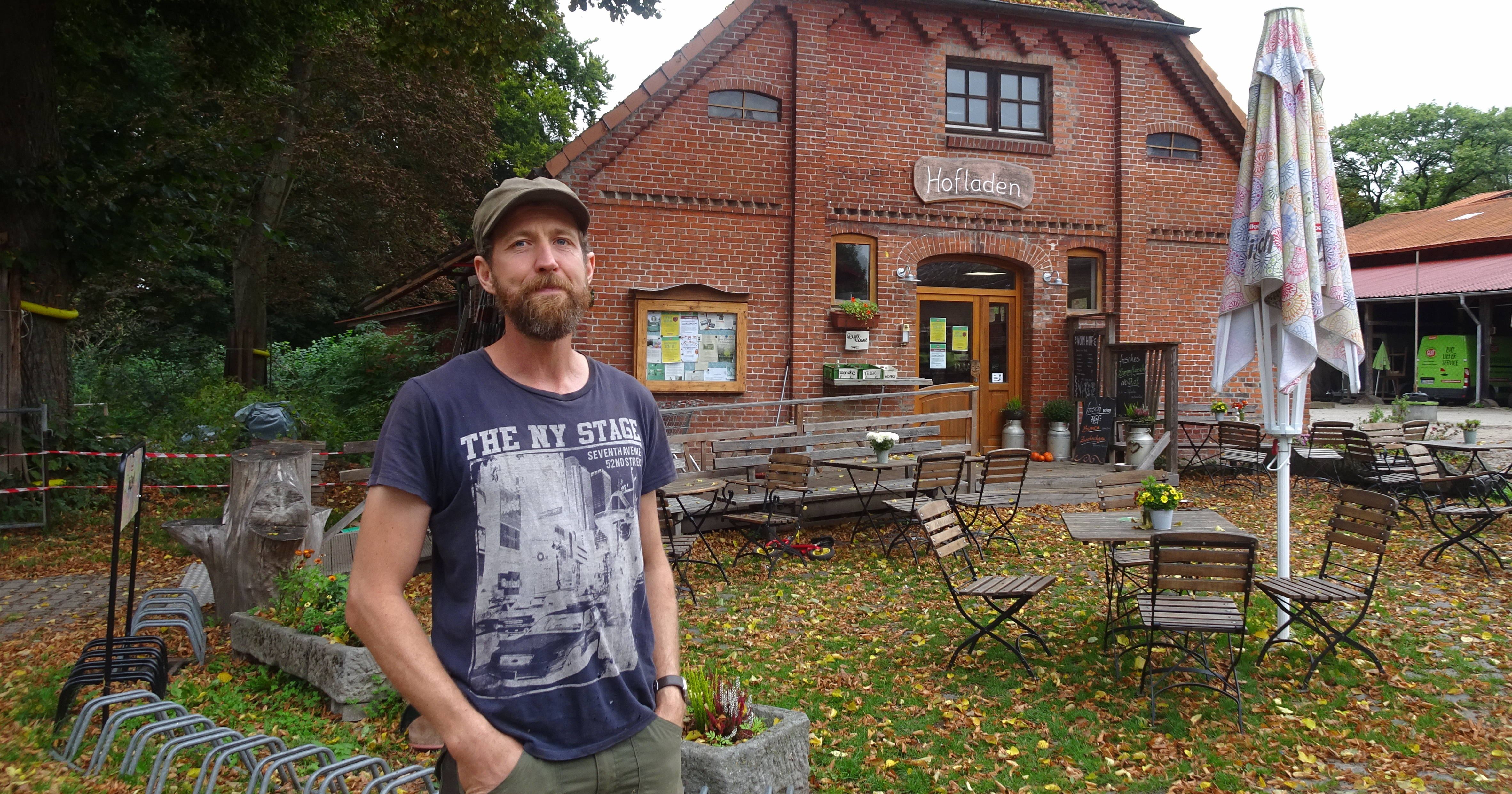 »Wir sind durch die Talsohle hindurch«, sagt Philipp Hennig. Das gilt für »sein« Gut Rothenhausen und für die Genossenschaft Landwege, deren Aufsichtsratsvorsitzender er ist. Das Foto entstand an einem trüben Morgen ohne Besucher auf dem Hof. | Foto: Florian Schwinn