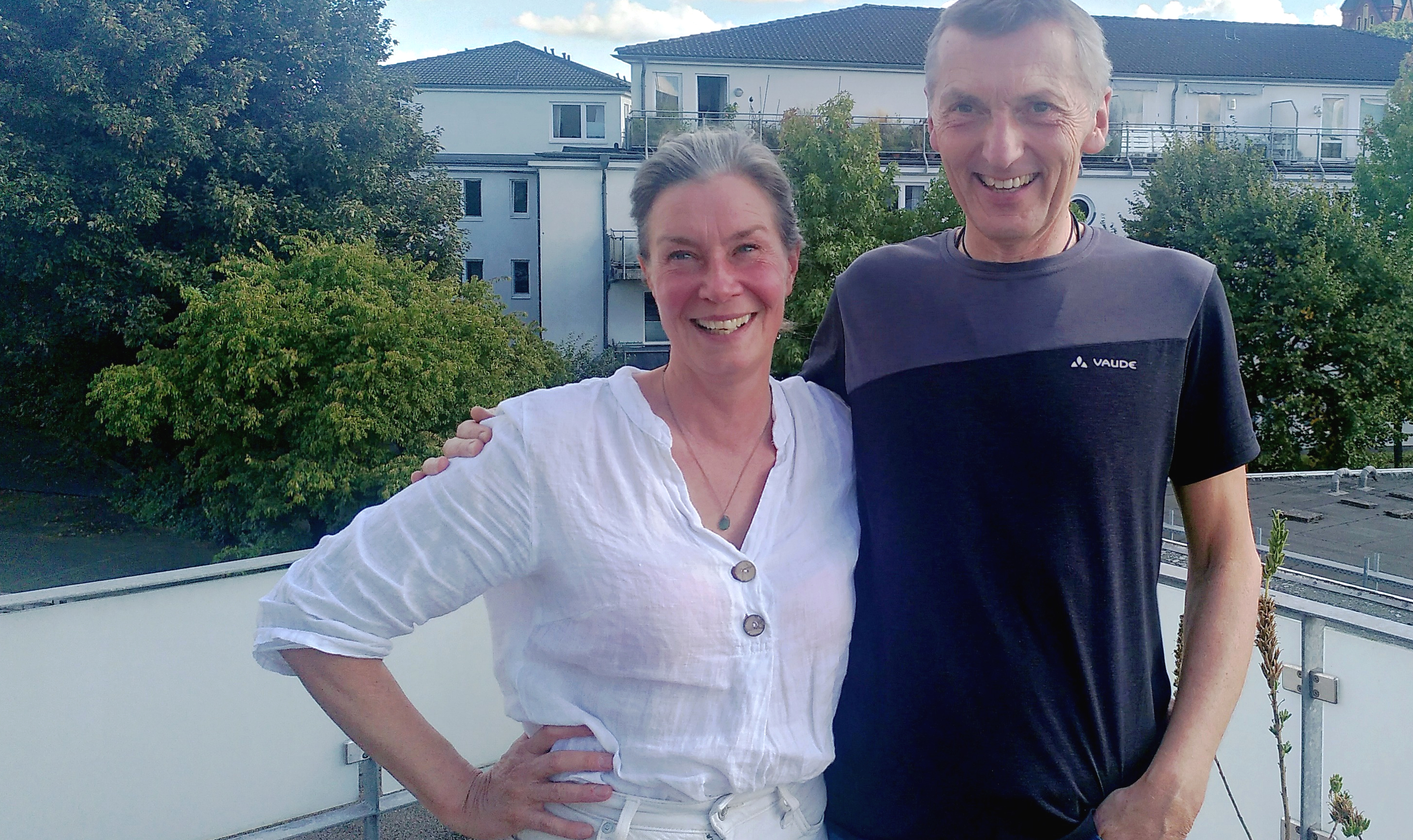 Sie haben wieder gut lachen: Die Erzeuger-Verbraucher-Genossenschaft Landwege ist gerettet. Auch dank des Vorstands: Tina Andres und Klaus Lorenzen. | Foto: Florian Schwinn
