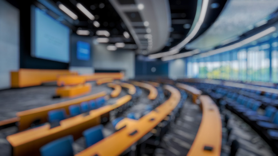 Unscharfer Hintergrund eines modernen Universitätsvorlesungssaals in Australien, der innovative Gestaltungselemente mit geräumigen Sitzmöbeln und fortschrittlicher Technologie für ein verbessertes Lernerlebnis zeigt.