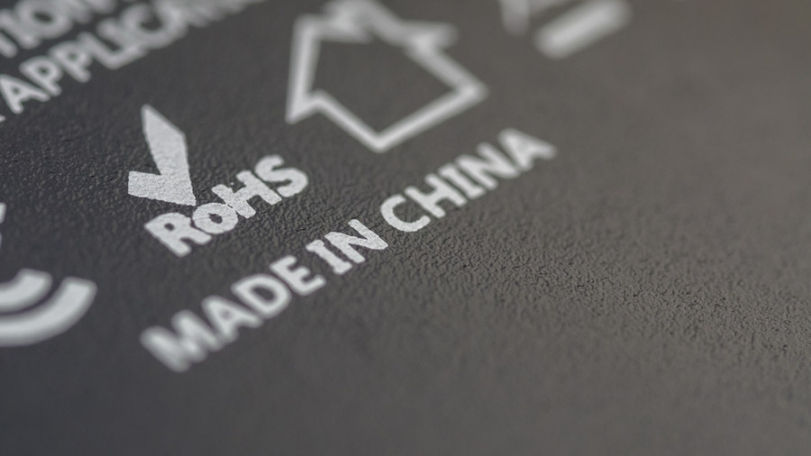 eine Nahaufnahme eines Produktetiketts mit dem Text "MADE IN CHINA", auf dem das Ursprungsland angegeben ist.