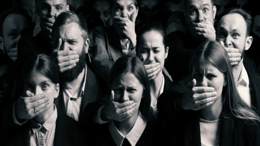 Furcht, Verzweiflung. Schwarz-Weiß-Portraits von jungen Menschen mit Händen schließen ihren Mund und lassen nicht zu sprechen. Konzept der Menschenrechte, der Meinungsfreiheit, der Zensur und sozialer Fragen. Mischbild