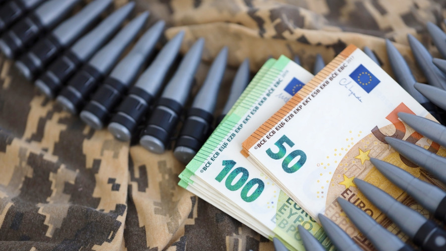 Bündel von Euro-Scheinen und ein Maschinengewehr Gürtel auf der Tarnung Uniform eines ukrainischen Soldaten. Konzept der Kriegsfinanzierung, Bestechung oder Spende. Hilfe für die Ukraine aus den USA