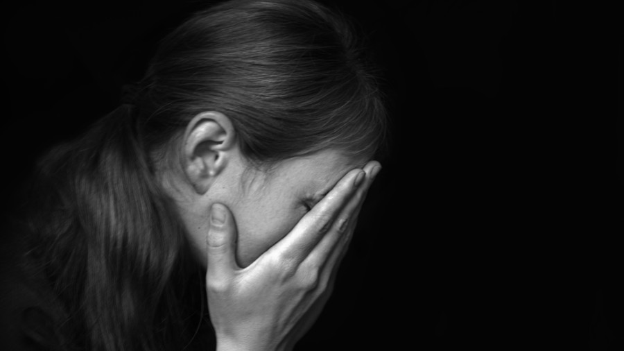 Junge erwachsene müde verloren scheitern Schuldleben schlechte Trauer Trauer Stimmung Gesicht seinen Arm fühlen weep Teen Lady bitten Lord Glaube Hoffnung. Schlechtes krankes psychisches Drama Schuldige Angst Angst kranke Schmerzen schmerzen Drogenscham alte Nacht Tragödie