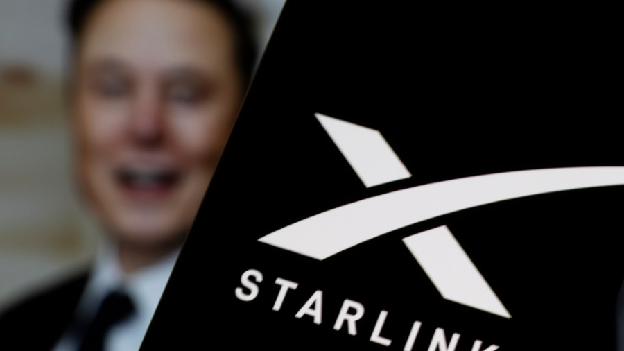 Warschau, Polen - 10. März 2025: Elon Musk präsentiert Starlink-Technologie mit einer Nahaufnahme des Logos. Der Hintergrund zeichnet sich durch eine lebendige Atmosphäre der Innovation aus.