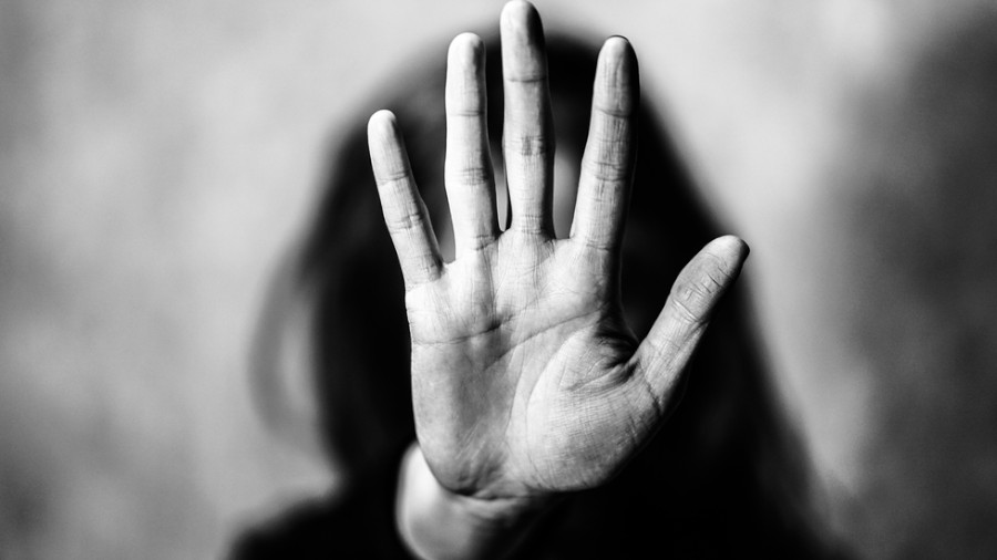 Der Mensch ist körperlich misshandelt gegenüber der Familie, sexueller Missbrauch, Stopp der Gewalt, Frauen