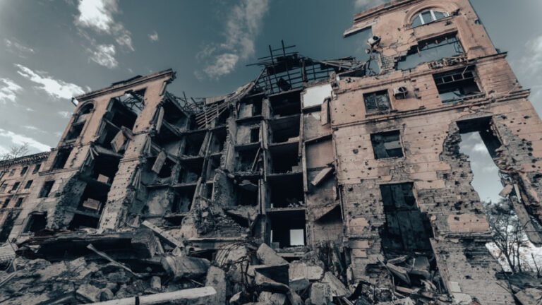 Reportage zerstörte Straße und Häuser in Kiew Krieg in der Ukraine ohne Menschen zerstört