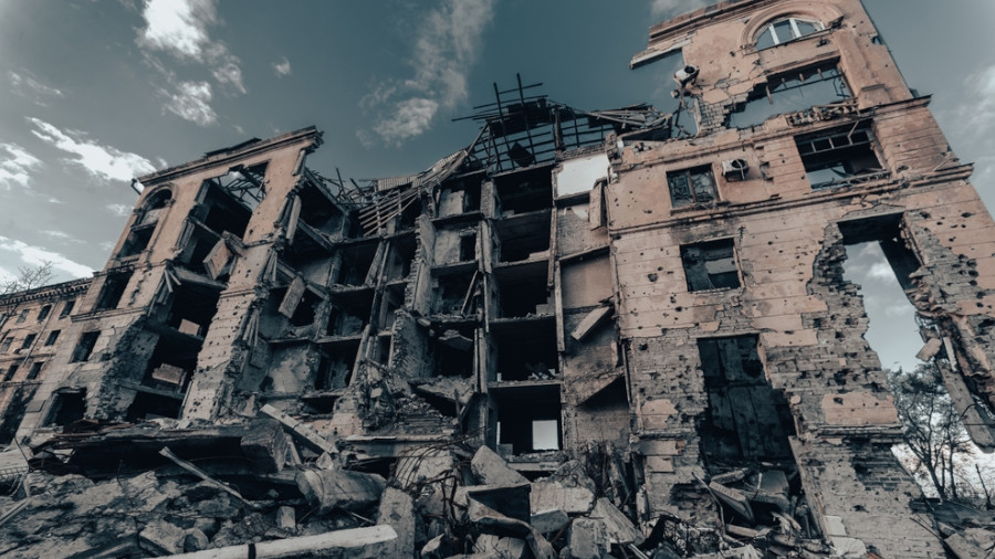 Reportage zerstörte Straße und Häuser in Kiew Krieg in der Ukraine ohne Menschen zerstört