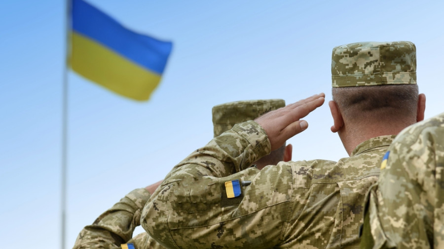 Ukrainische Soldaten würdigen. Flagge der Ukraine. ukrainisches Militär.