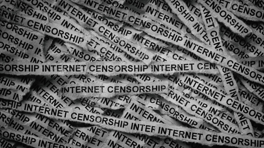 Zeitungsstreifen mit den Worten "Internetzensur" darauf. Schwarz und weiß. Nahaufnahme.