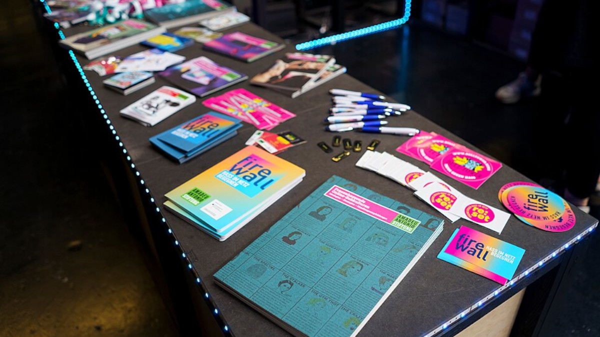 Werbematerial der Amadeu Antonio Stiftung im Partnerbereich der re:publica 2022