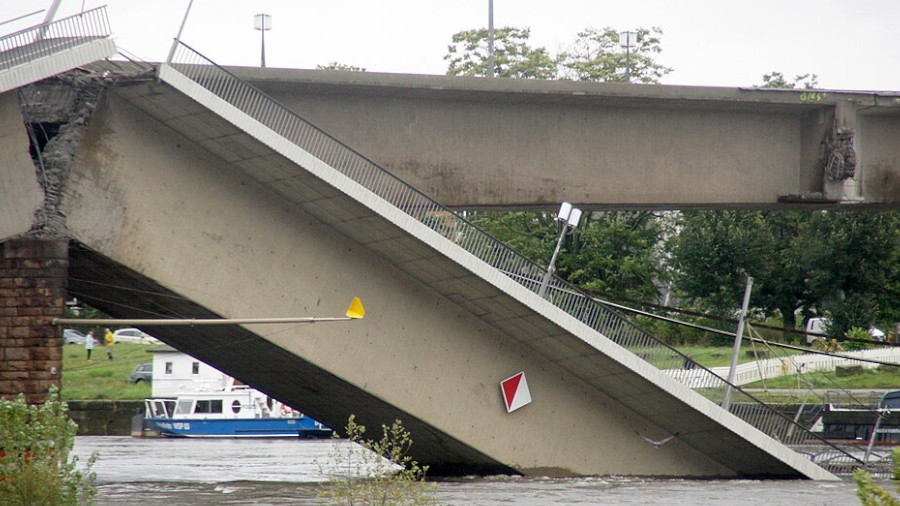 Zerstörte Carola-Brücke in Dresden.