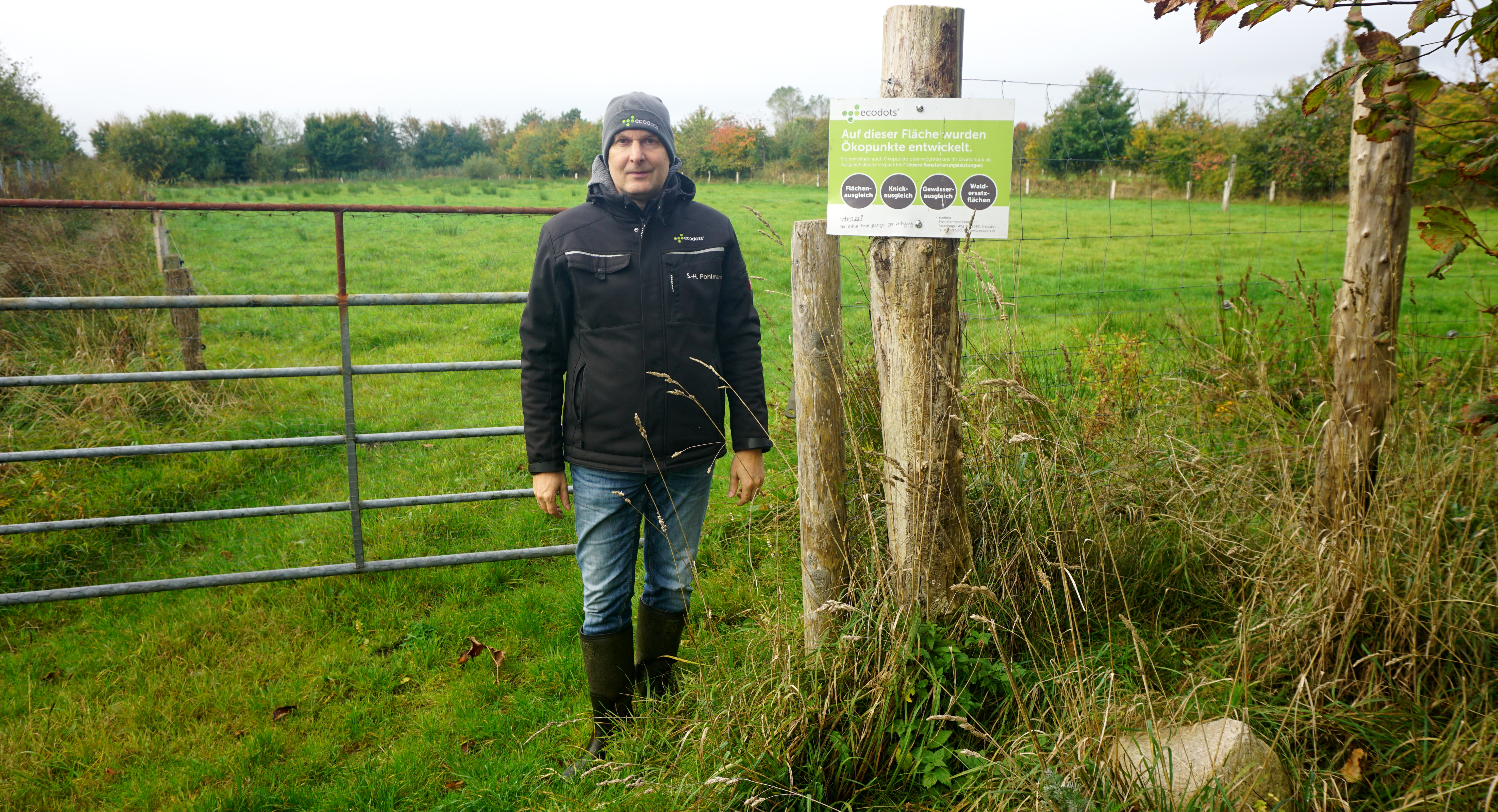 »Auf dieser Fläche werden Ökopunkte entwickelt.« So steht es auf dem Schild, das die Flächenagentur Ecodots am Tor zu einer von Sven-Hermann Pohlmanns Weideflächen angebracht hat.