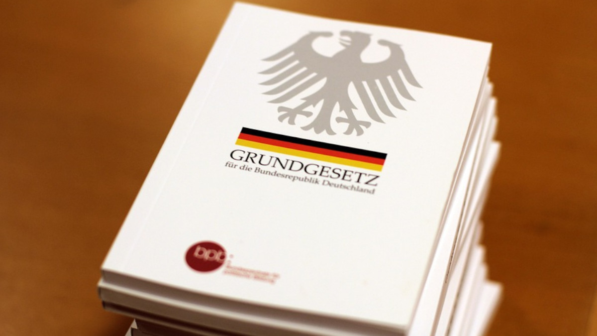 Stapel mit Grundgesetz-Ausgaben
