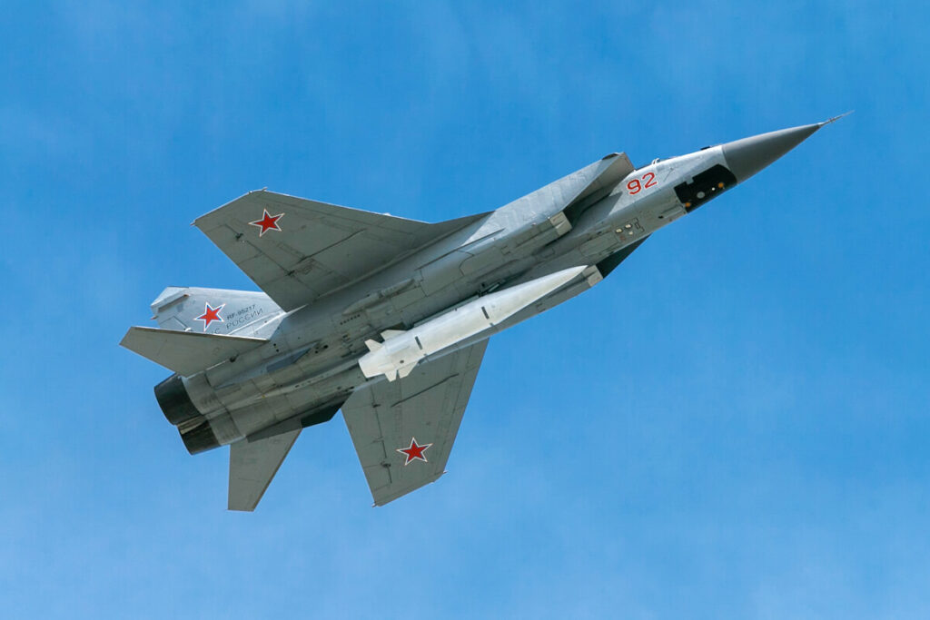 MIG-31 K mit einer Kinshal-Rakete