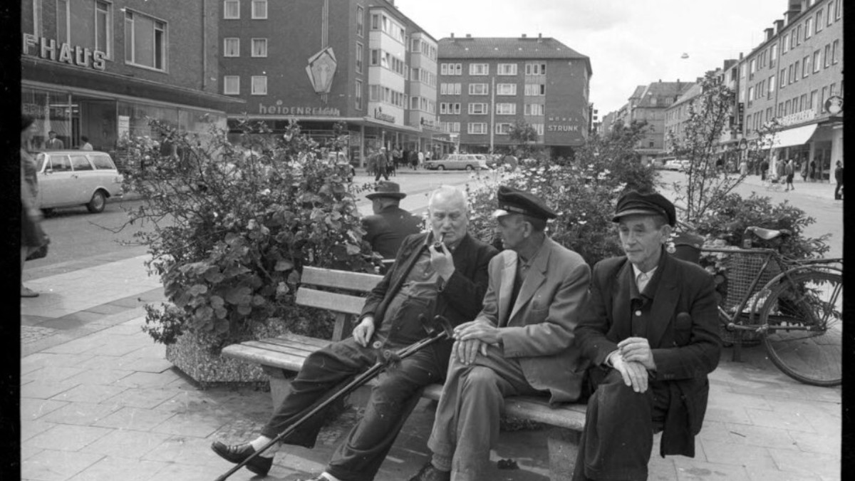 Rentner halten Klönschnack in der Elisabethstraße in Gaarden