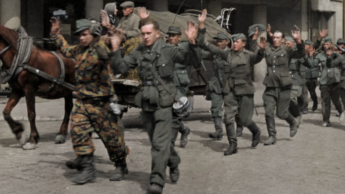 Wehrmachtssoldaten ergeben sich.